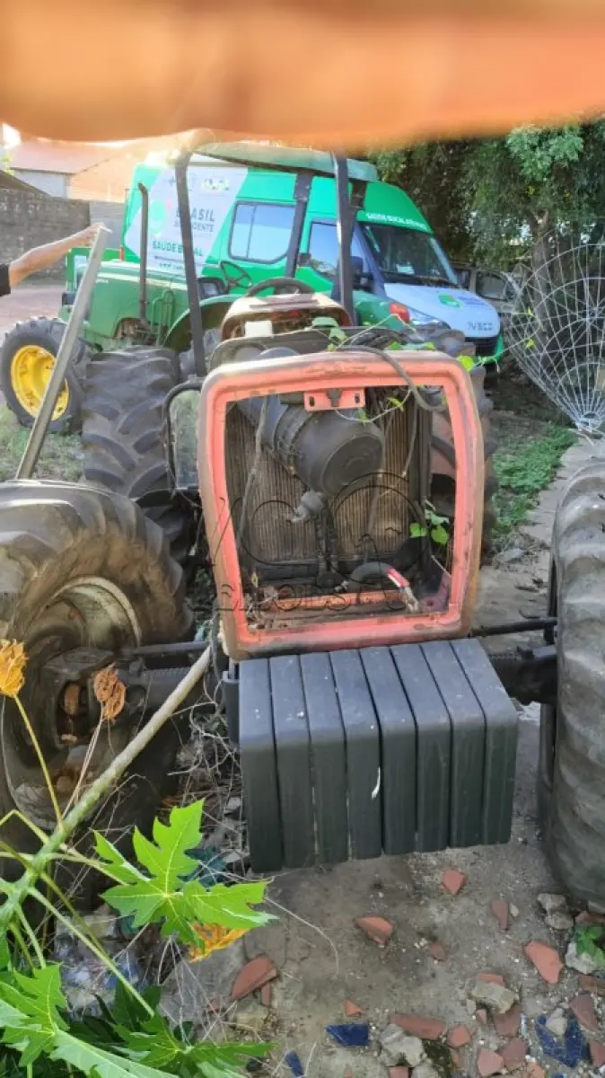 LOTE 004 - TRATOR MASSEY FERGUSON 275 (SUCATA)