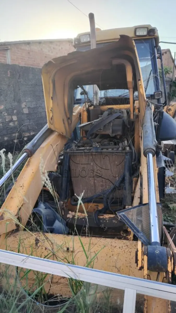 LOTE 002 - RETRO-ESCAVADEIRA JCB 3C (SUCATA)