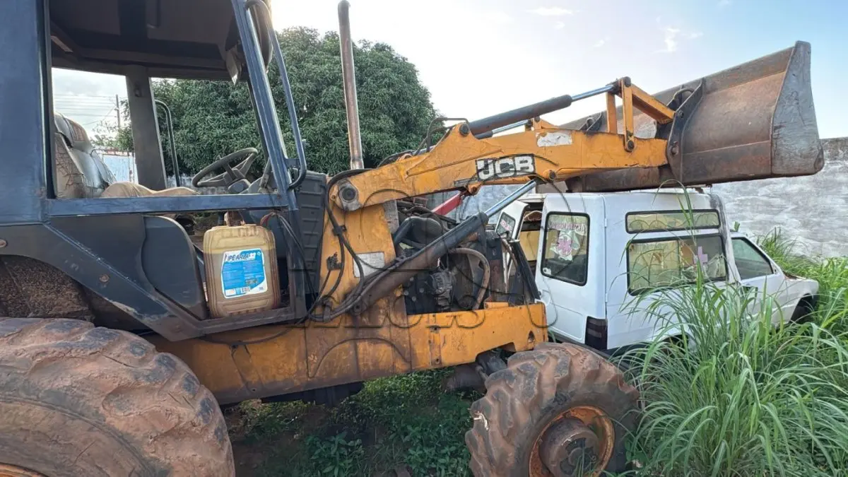 LOTE 006 - RETRO ESCAVADEIRA JCB 3C