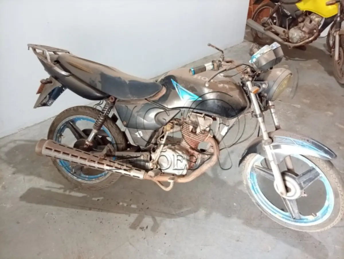 LOTE 008 - TITAN PRETA