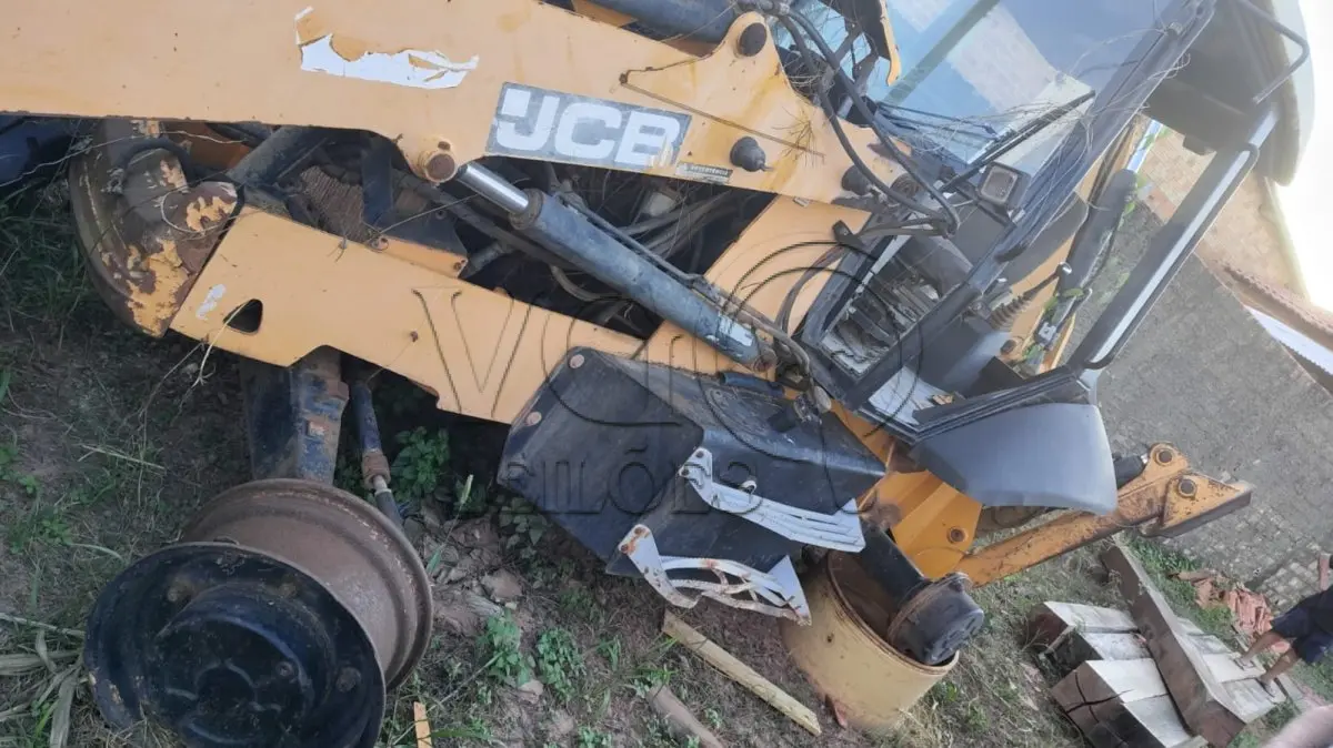 LOTE 002 - RETRO-ESCAVADEIRA JCB 3C (SUCATA)
