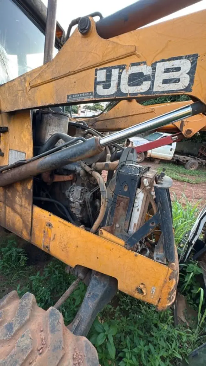 LOTE 006 - RETRO ESCAVADEIRA JCB 3C