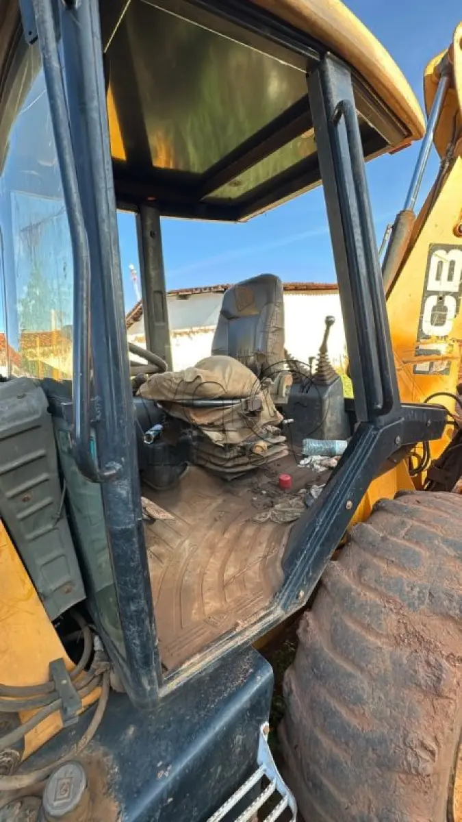 LOTE 006 - RETRO ESCAVADEIRA JCB 3C