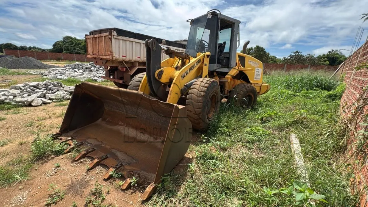 LOTE 007 - CARREGADEIRA NEW HOLLAND