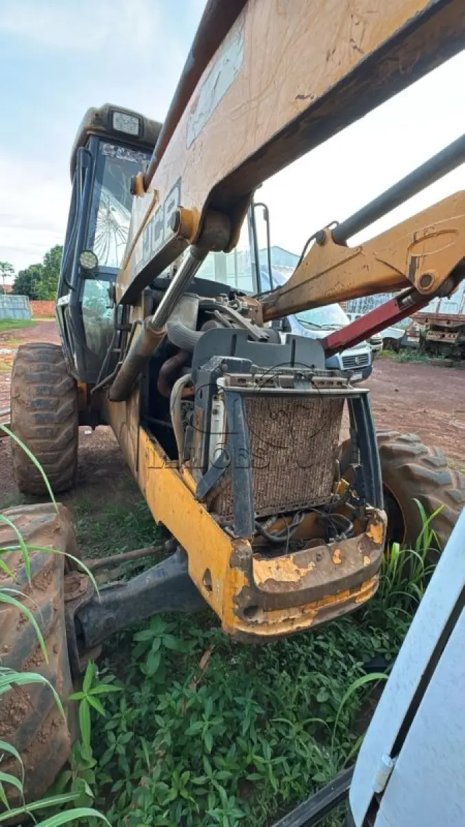 LOTE 006 - RETRO ESCAVADEIRA JCB 3C