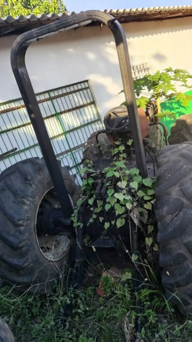 LOTE 004 - TRATOR MASSEY FERGUSON 275 (SUCATA)