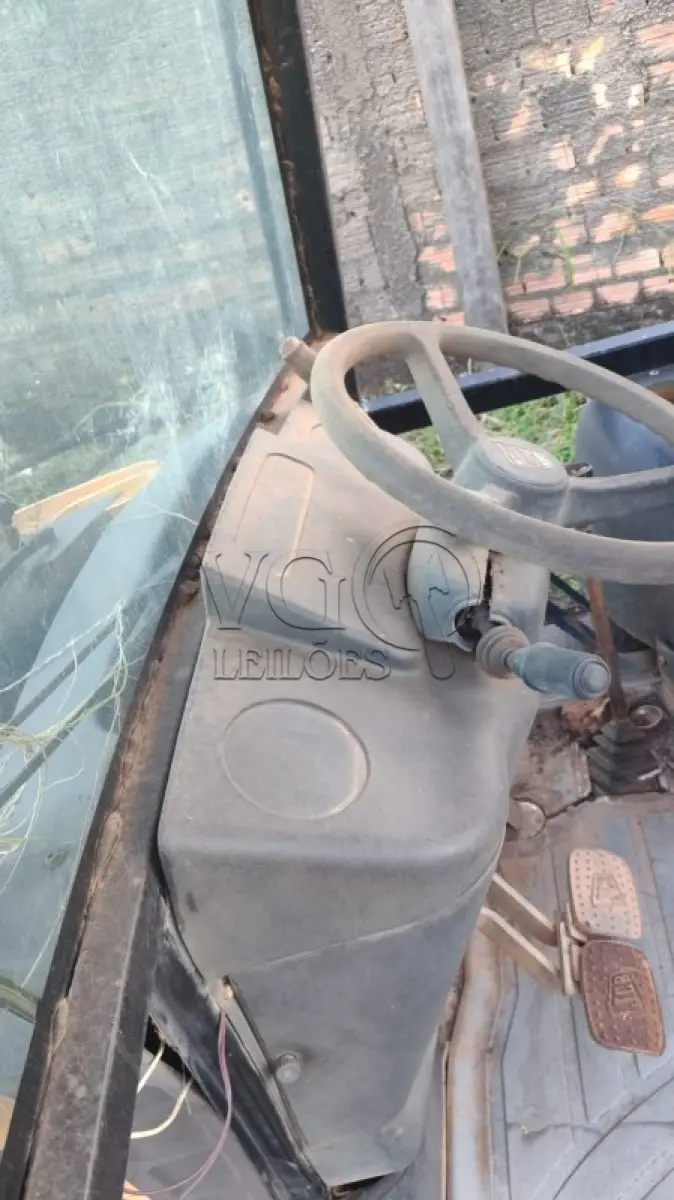 LOTE 002 - RETRO-ESCAVADEIRA JCB 3C (SUCATA)