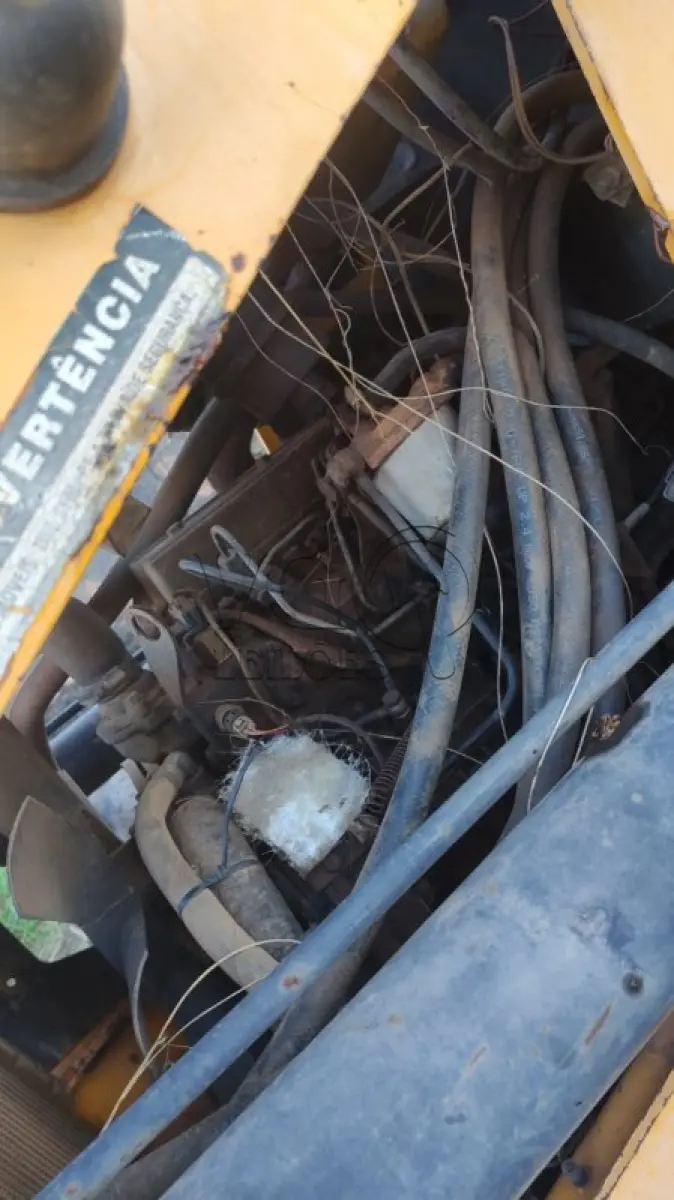 LOTE 002 - RETRO-ESCAVADEIRA JCB 3C (SUCATA)