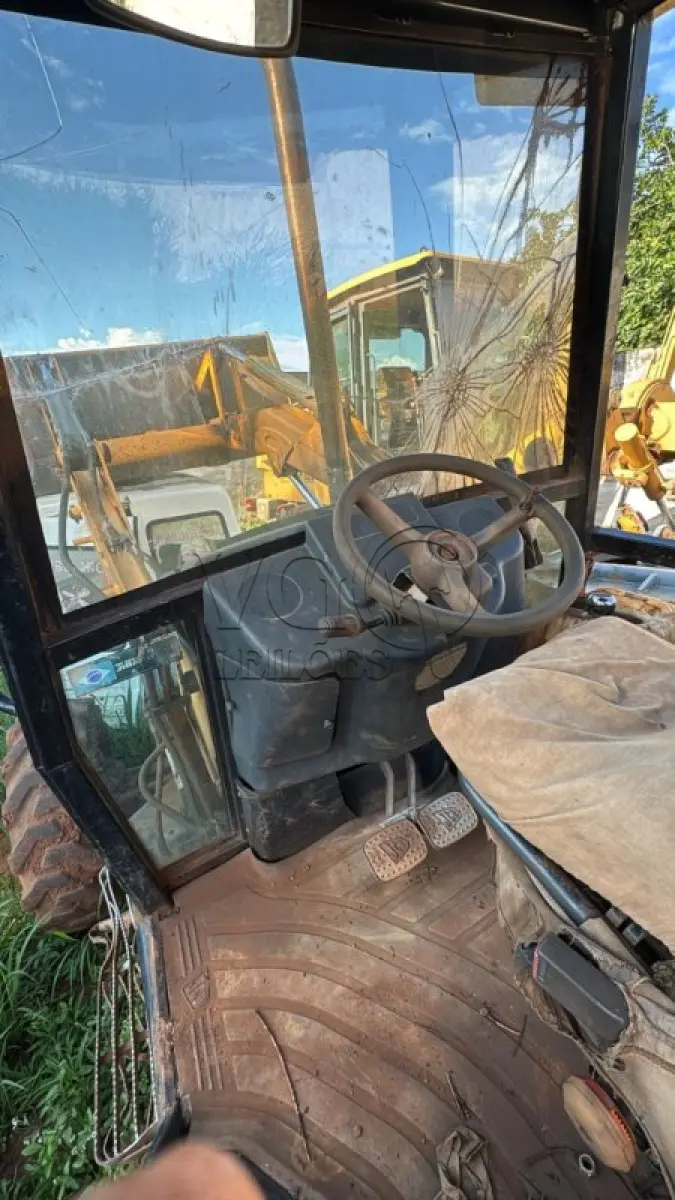LOTE 006 - RETRO ESCAVADEIRA JCB 3C