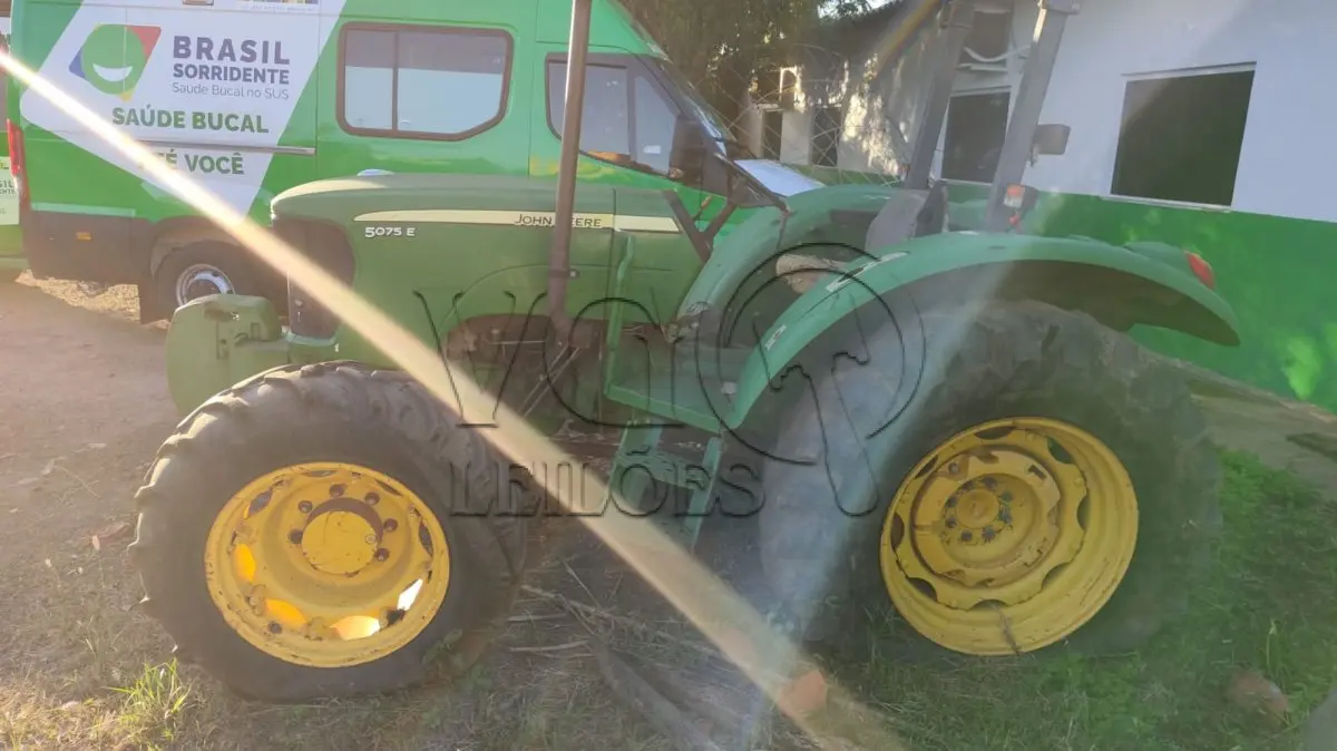LOTE 006 - TRATOR 4x4 JOHN DEERE 5075 E (RECUPERÁVEL)