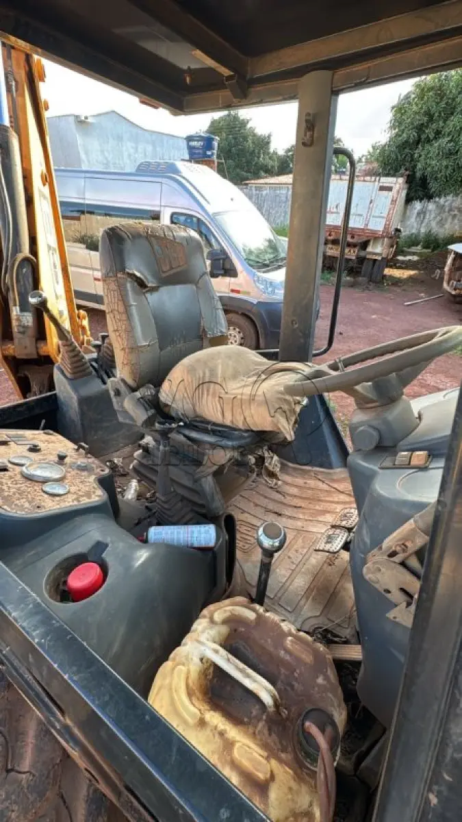 LOTE 006 - RETRO ESCAVADEIRA JCB 3C