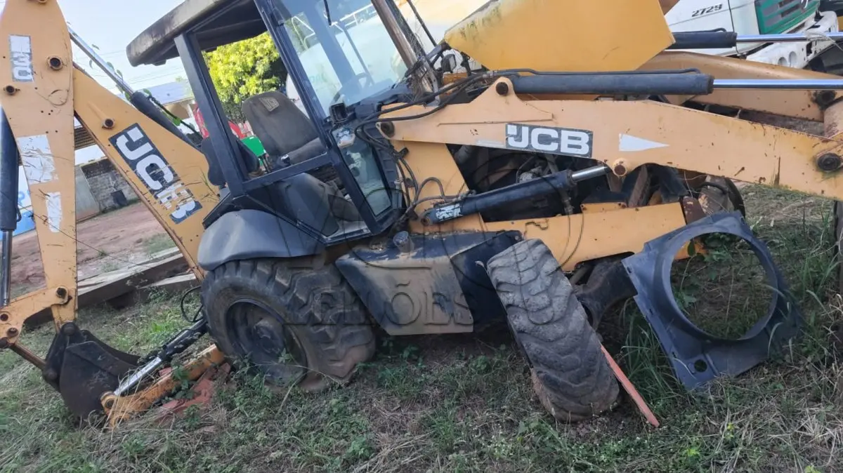 LOTE 002 - RETRO-ESCAVADEIRA JCB 3C (SUCATA)