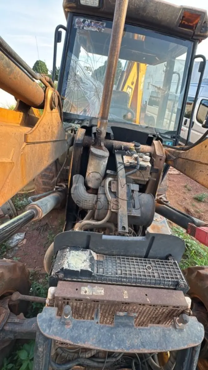 LOTE 006 - RETRO ESCAVADEIRA JCB 3C