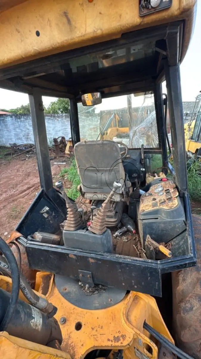 LOTE 006 - RETRO ESCAVADEIRA JCB 3C