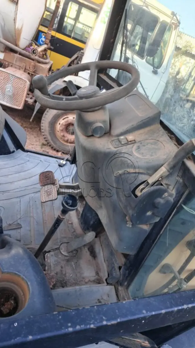 LOTE 002 - RETRO-ESCAVADEIRA JCB 3C (SUCATA)