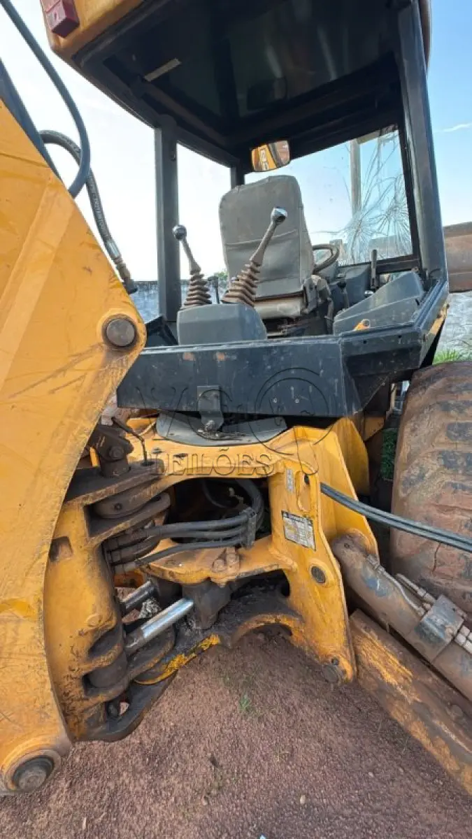 LOTE 006 - RETRO ESCAVADEIRA JCB 3C