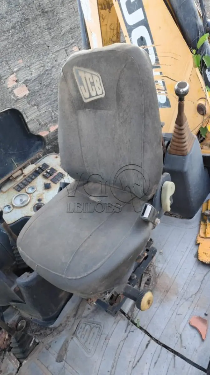LOTE 002 - RETRO-ESCAVADEIRA JCB 3C (SUCATA)