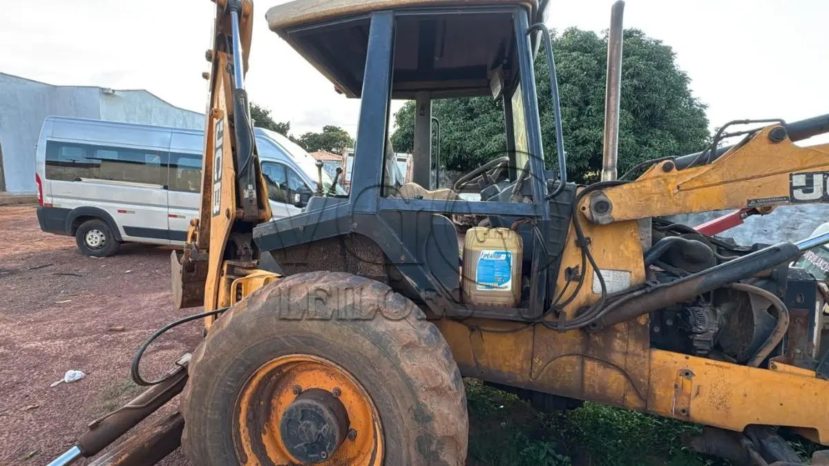 LOTE 006 - RETRO ESCAVADEIRA JCB 3C