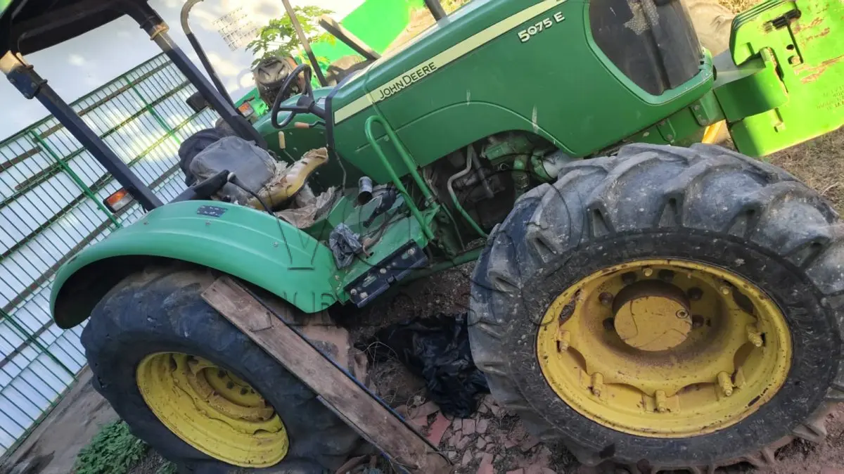 LOTE 006 - TRATOR 4x4 JOHN DEERE 5075 E (RECUPERÁVEL)