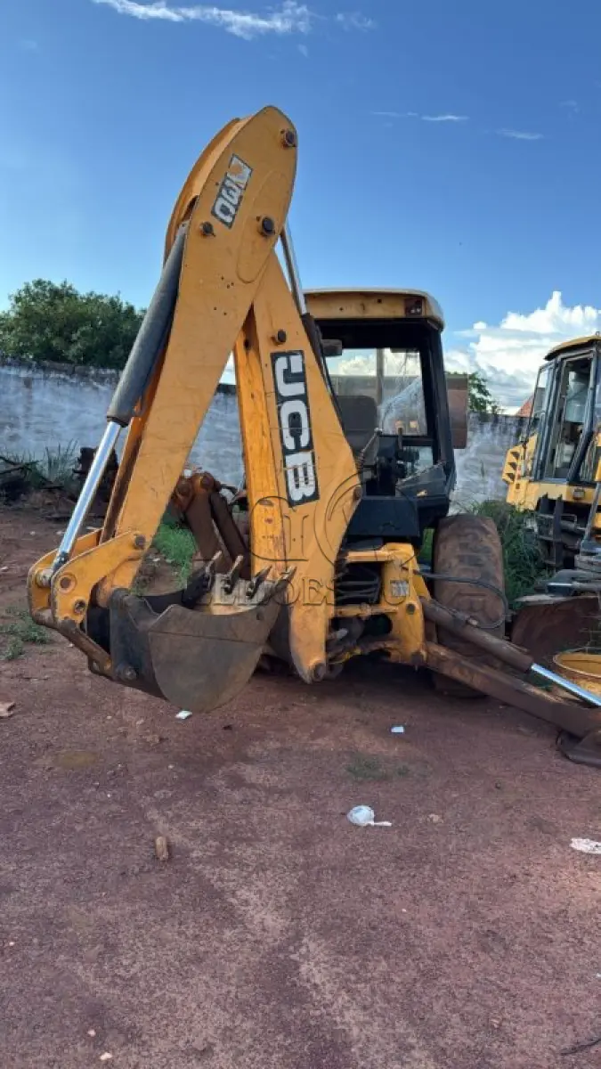 LOTE 006 - RETRO ESCAVADEIRA JCB 3C