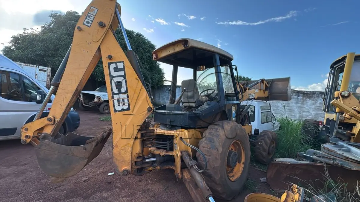 LOTE 006 - RETRO ESCAVADEIRA JCB 3C