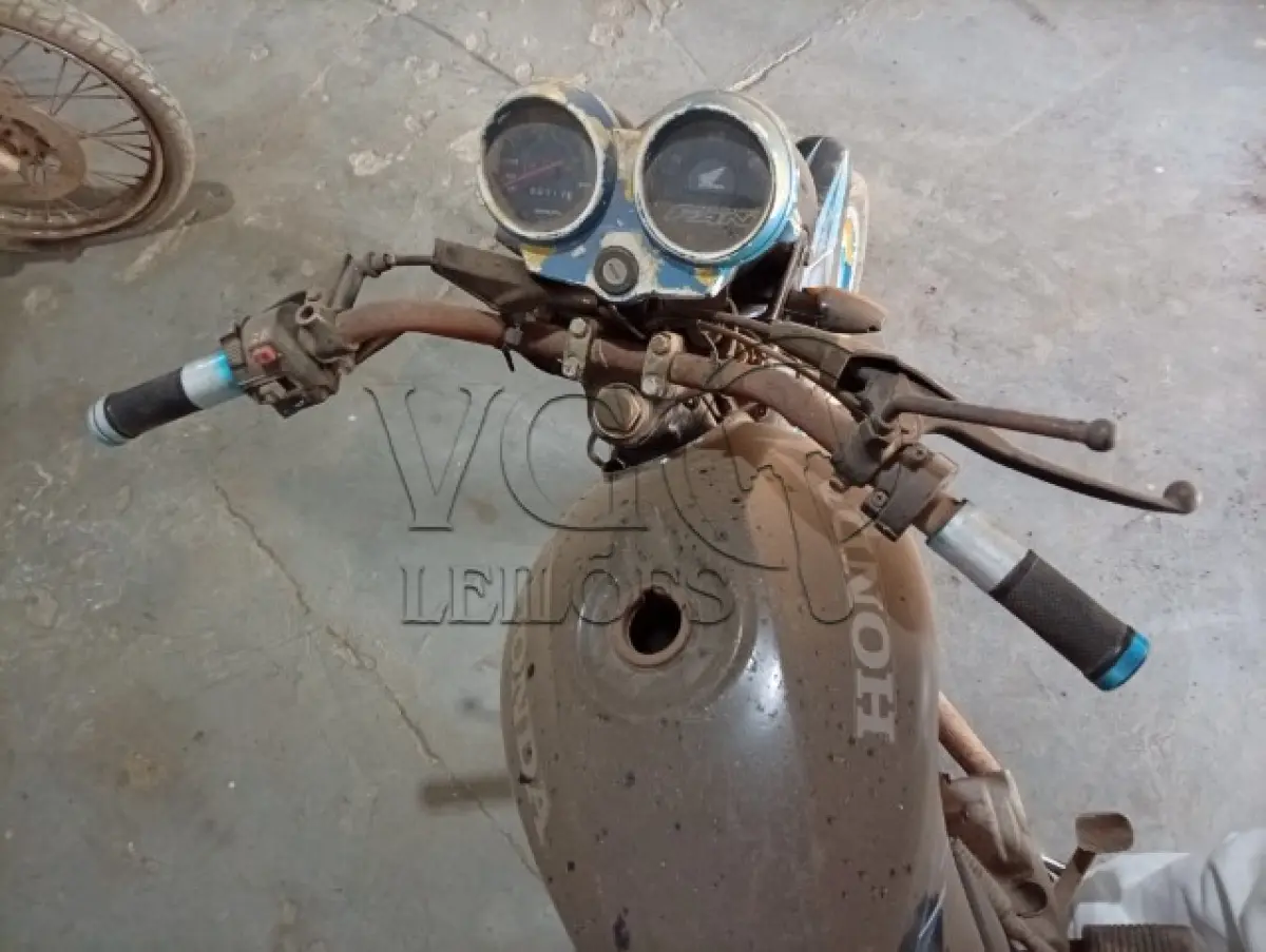 LOTE 008 - TITAN PRETA