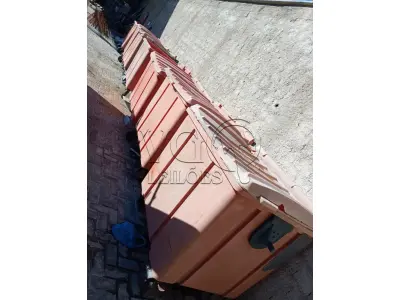 LOTE 008 - 05 Container para lixo