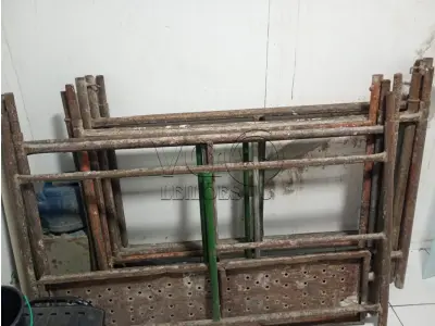 LOTE 002 - 11 Peças de Andaime 1,5m x 1m